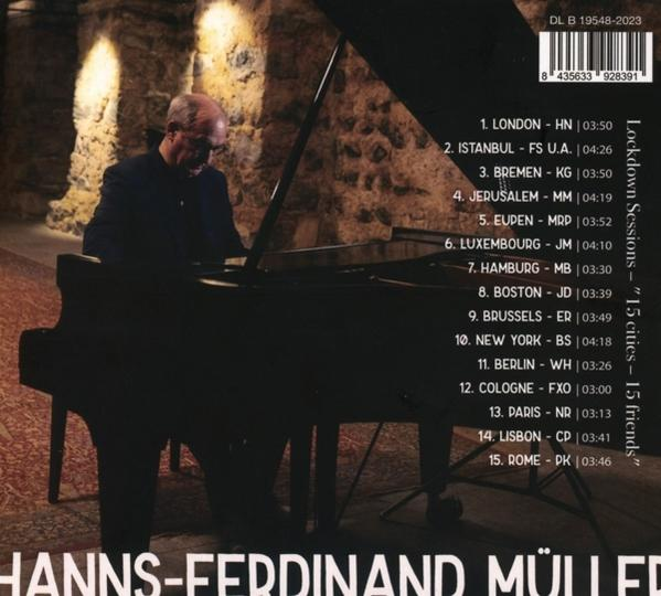 Albumrückseite mit Titelliste und Mann, der in einem dunklen Raum Klavier spielt.