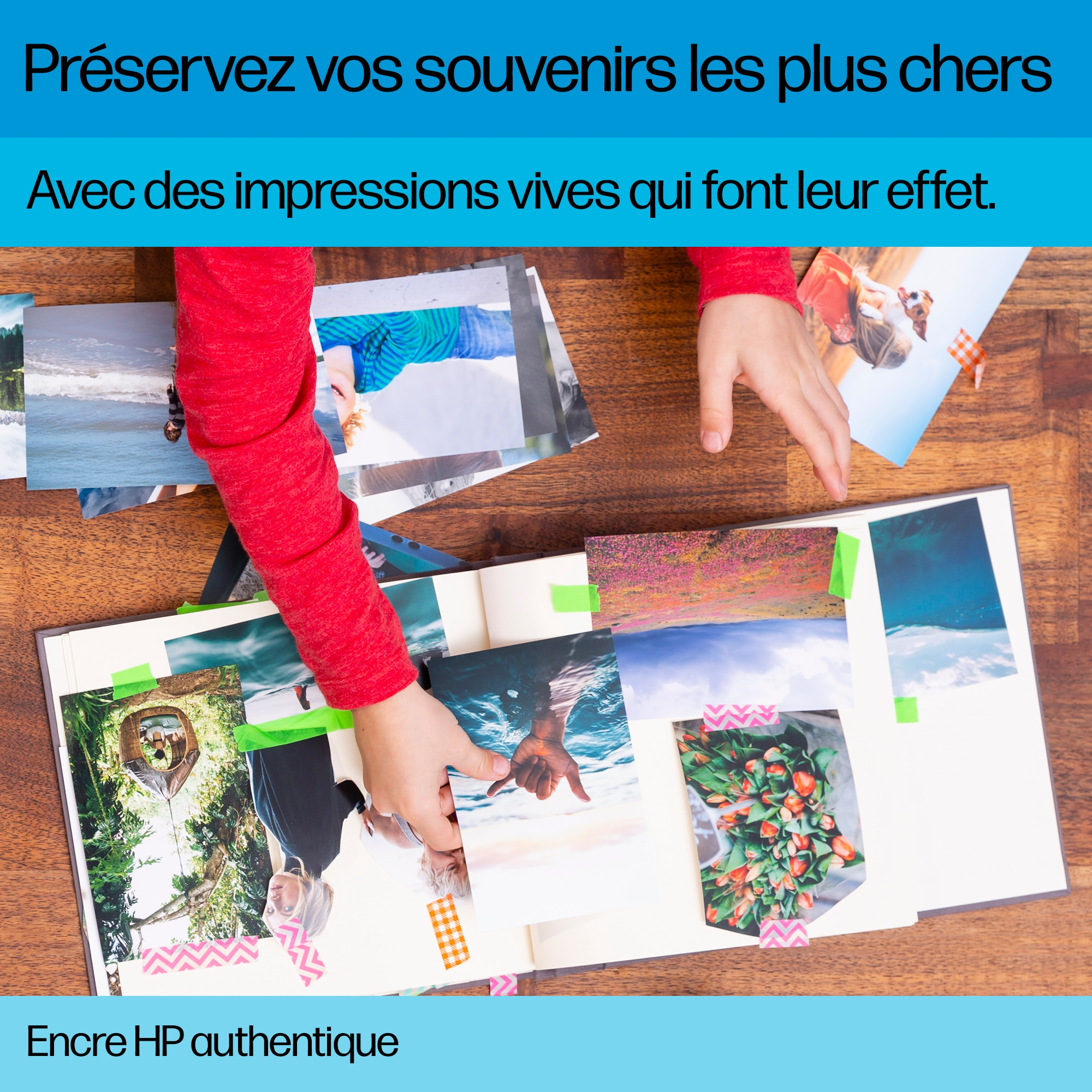 Une personne arrange des photos dans un album ouvert avec du ruban décoratif.