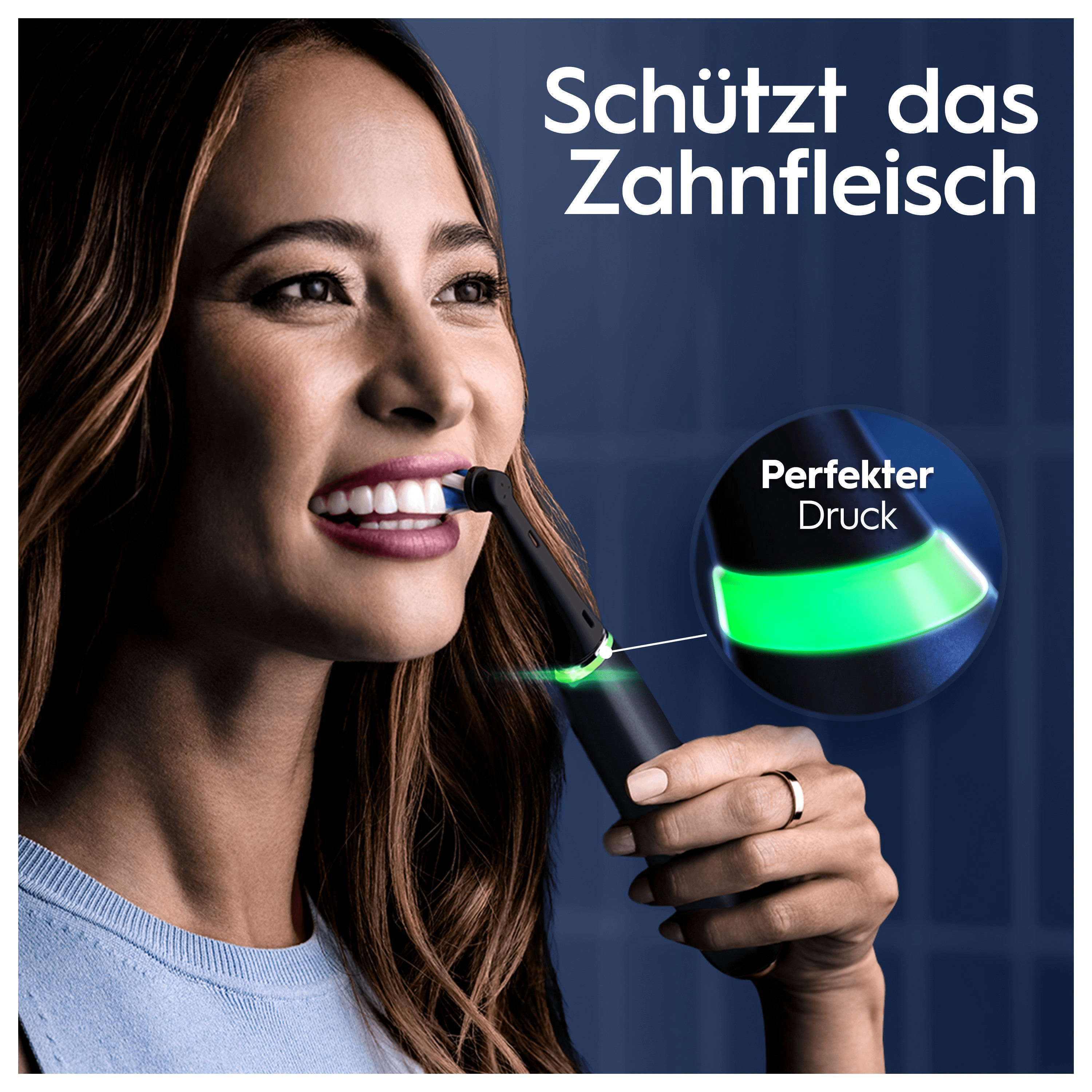 Donna che si lava i denti con spazzolino elettrico. Luce verde indica pressione.