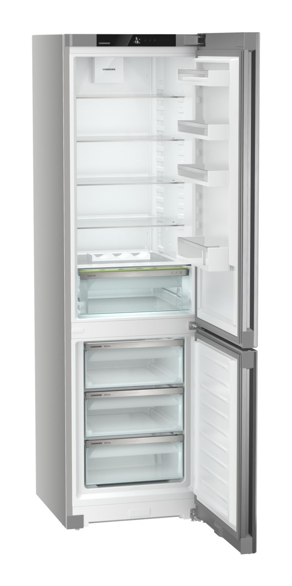 Ein Kühlschrank aus Edelstahl mit geöffneten Türen, die Regale und Schubladen zeigen.