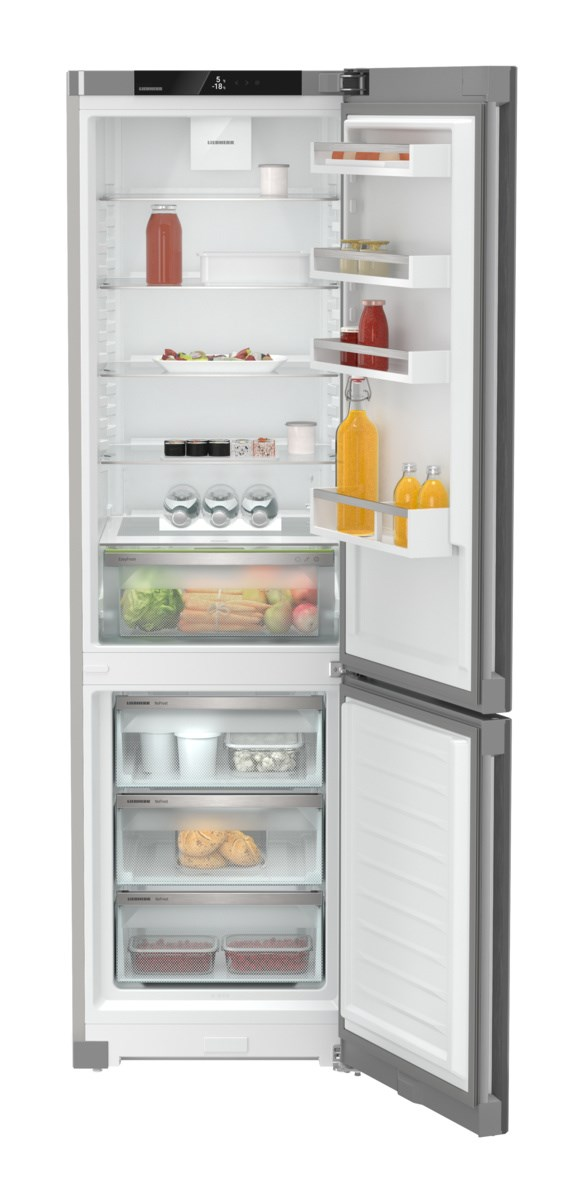 Ein Kühlschrank mit offener Tür. Im Inneren befinden sich Regale mit Speisen und Getränken.