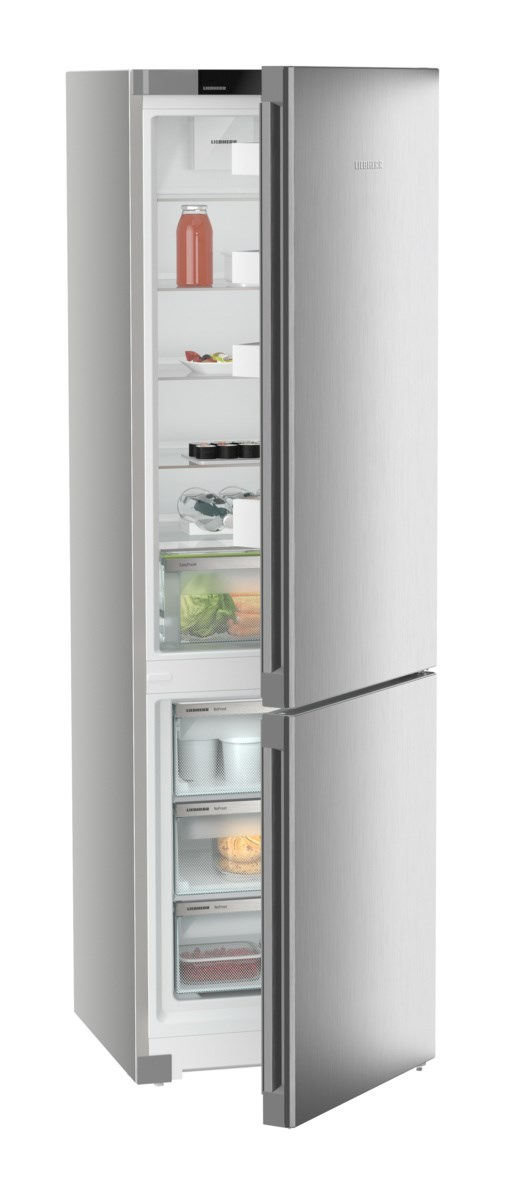 Ein silberner Liebherr Kühlschrank, geöffnet. Im Inneren sind Regale mit Lebensmitteln und Getränken sichtbar.