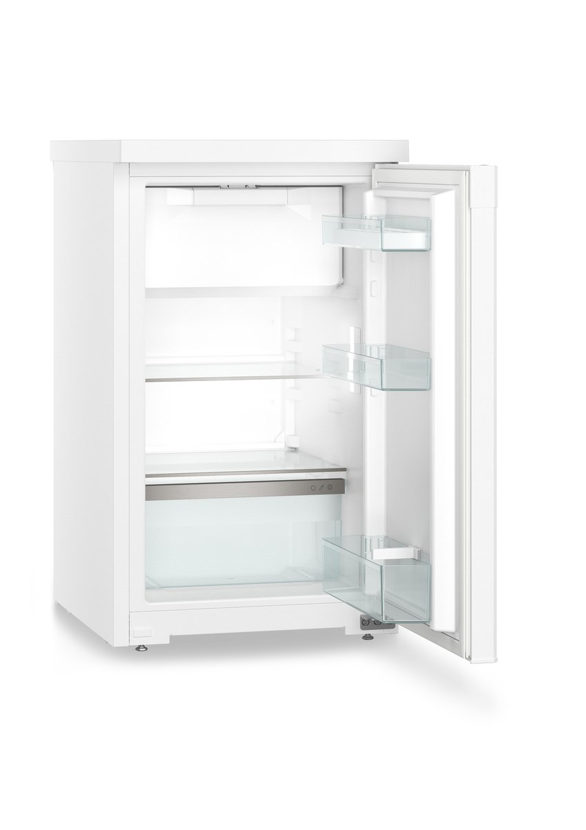 Ein weißer Kühlschrank mit geöffneter Tür, der Regale und das Innere zeigt.