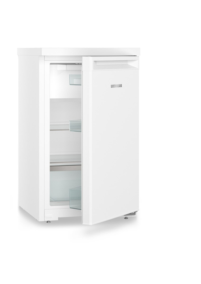 Ein weißer Kühlschrank, dessen Tür teilweise geöffnet ist.