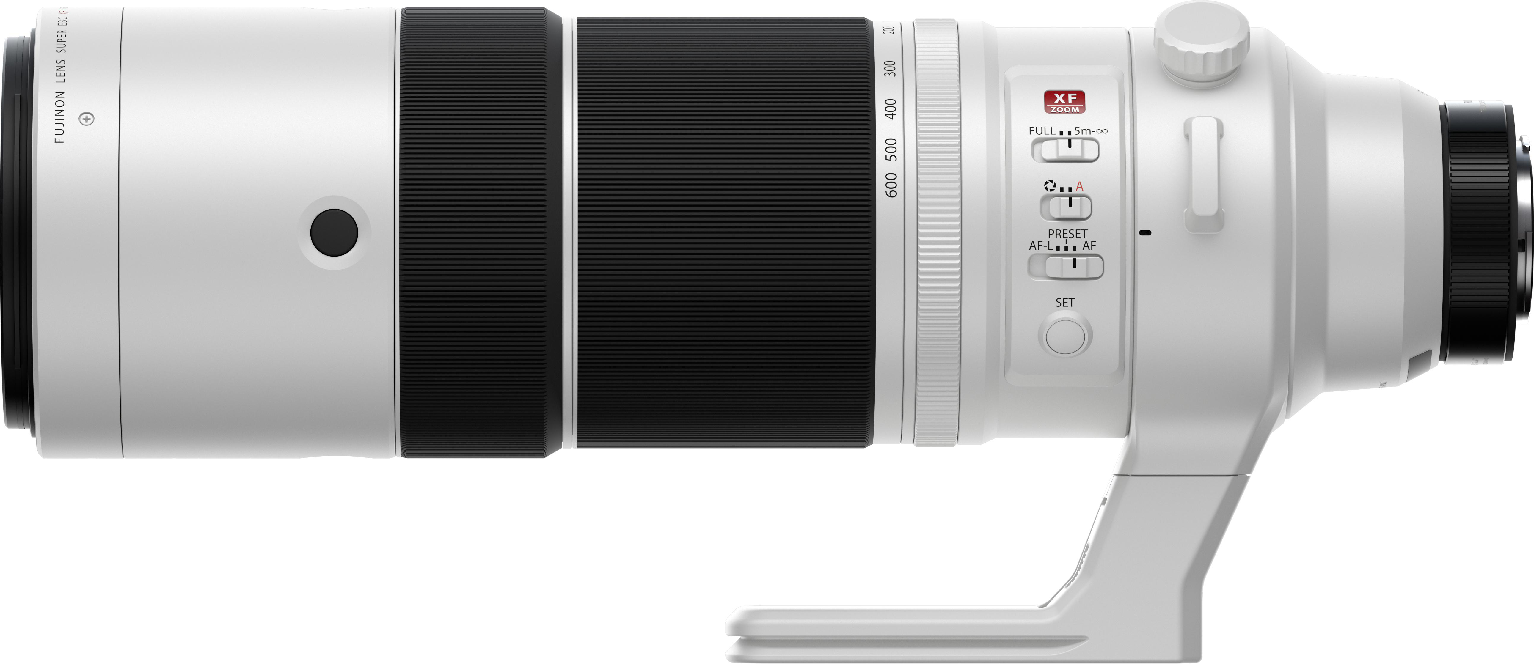 Un obiettivo per fotocamera bianco e nero. Ha anelli, pulsanti e impostazioni. L'obiettivo è posizionato su un supporto bianco.