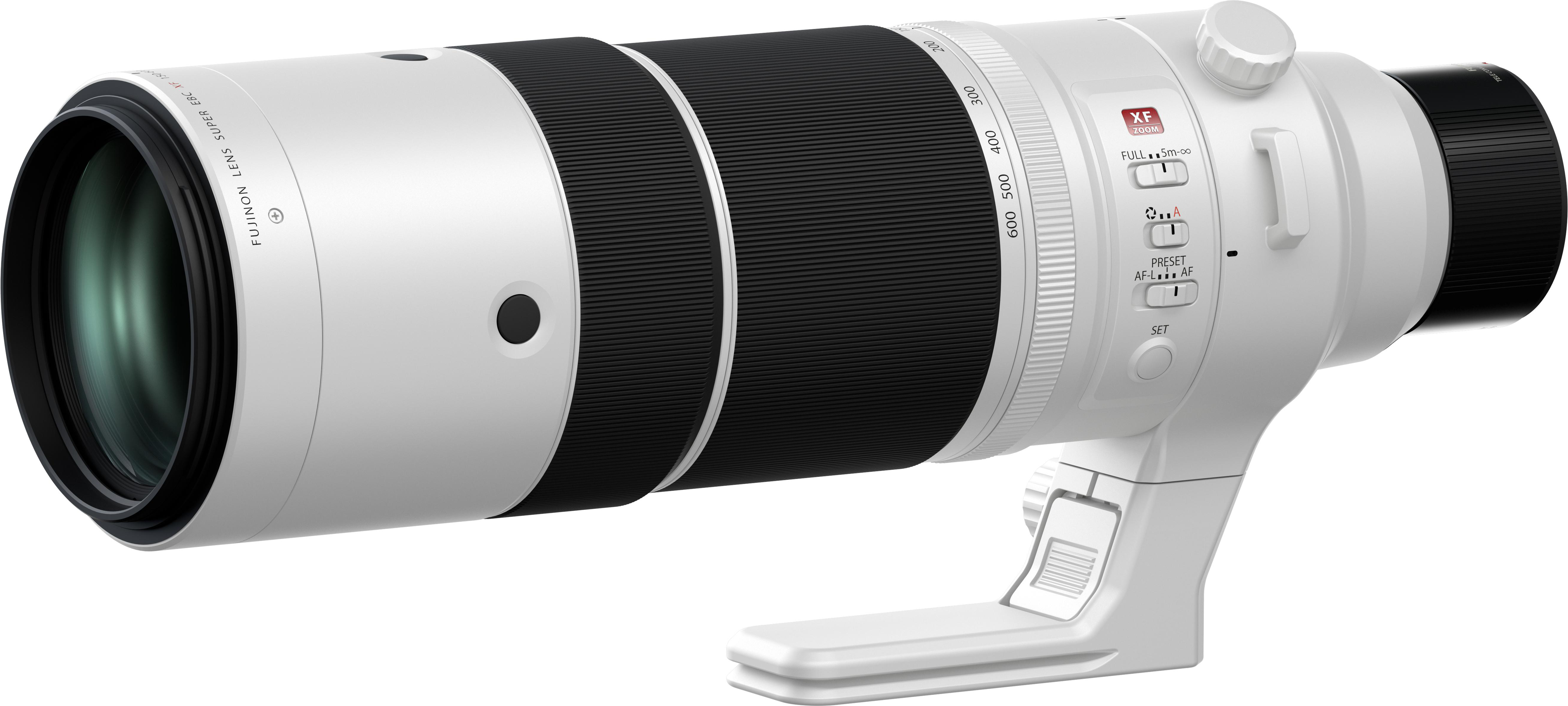 Un obiettivo Fujifilm XF bianco e nero. Ha una ghiera dello zoom, impostazioni di messa a fuoco e un attacco. L'obiettivo è isolato su bianco.