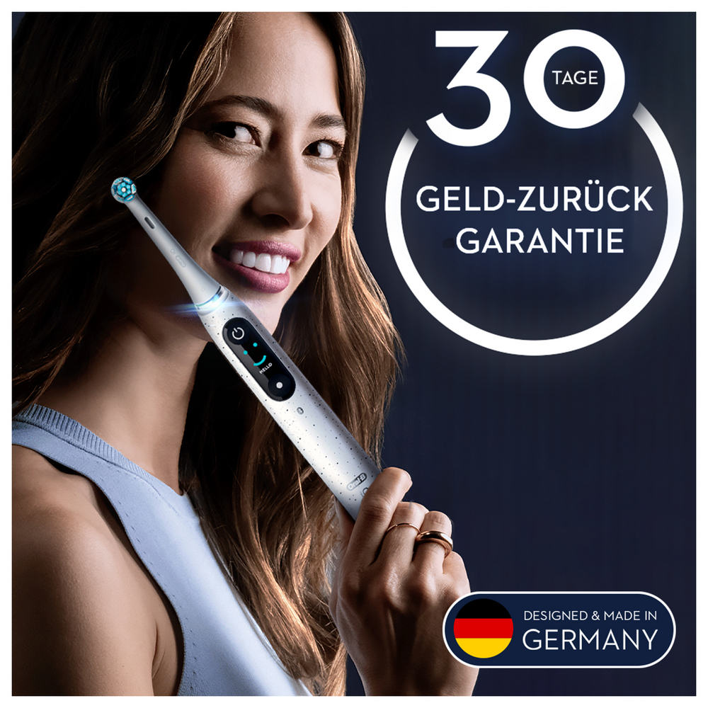 Une femme sourit en tenant une brosse à dents électrique blanche, avec du texte sur la garantie de remboursement.