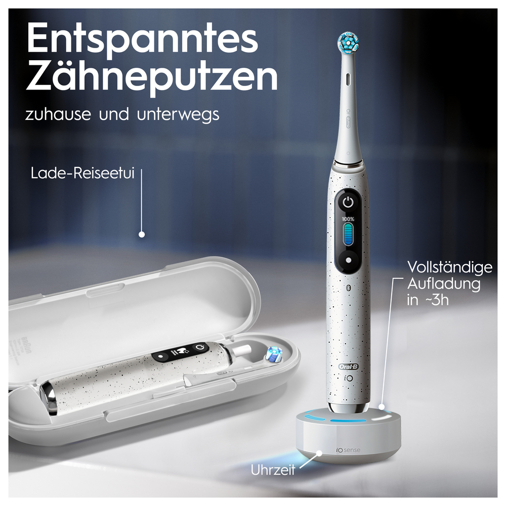 Brosse à dents électrique avec étui et chargeur. La brosse est blanche avec des accents blancs et argentés.