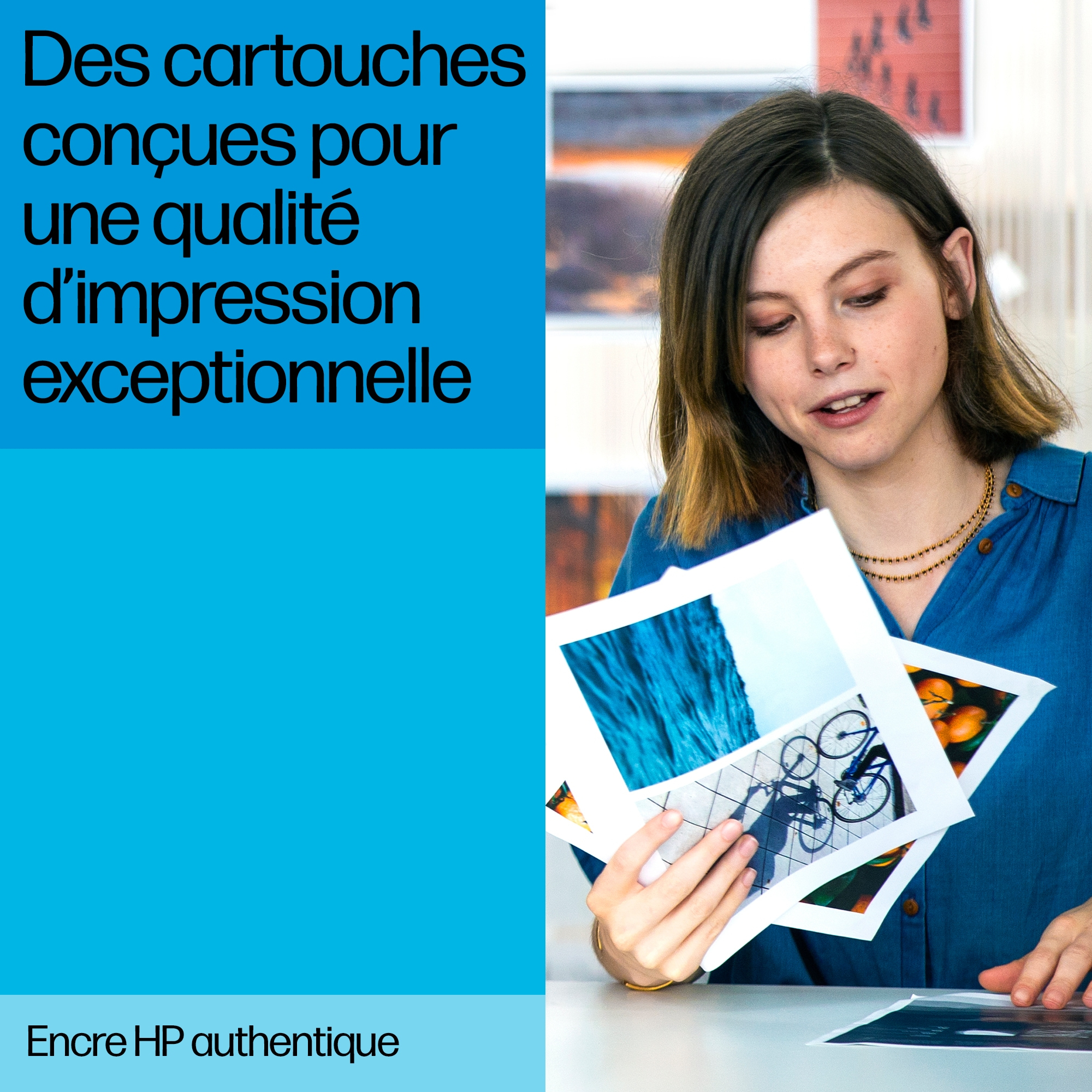 Une femme regarde des photos imprimées. Texte : Cartouches conçues pour une qualité d'impression exceptionnelle. Fond bleu.