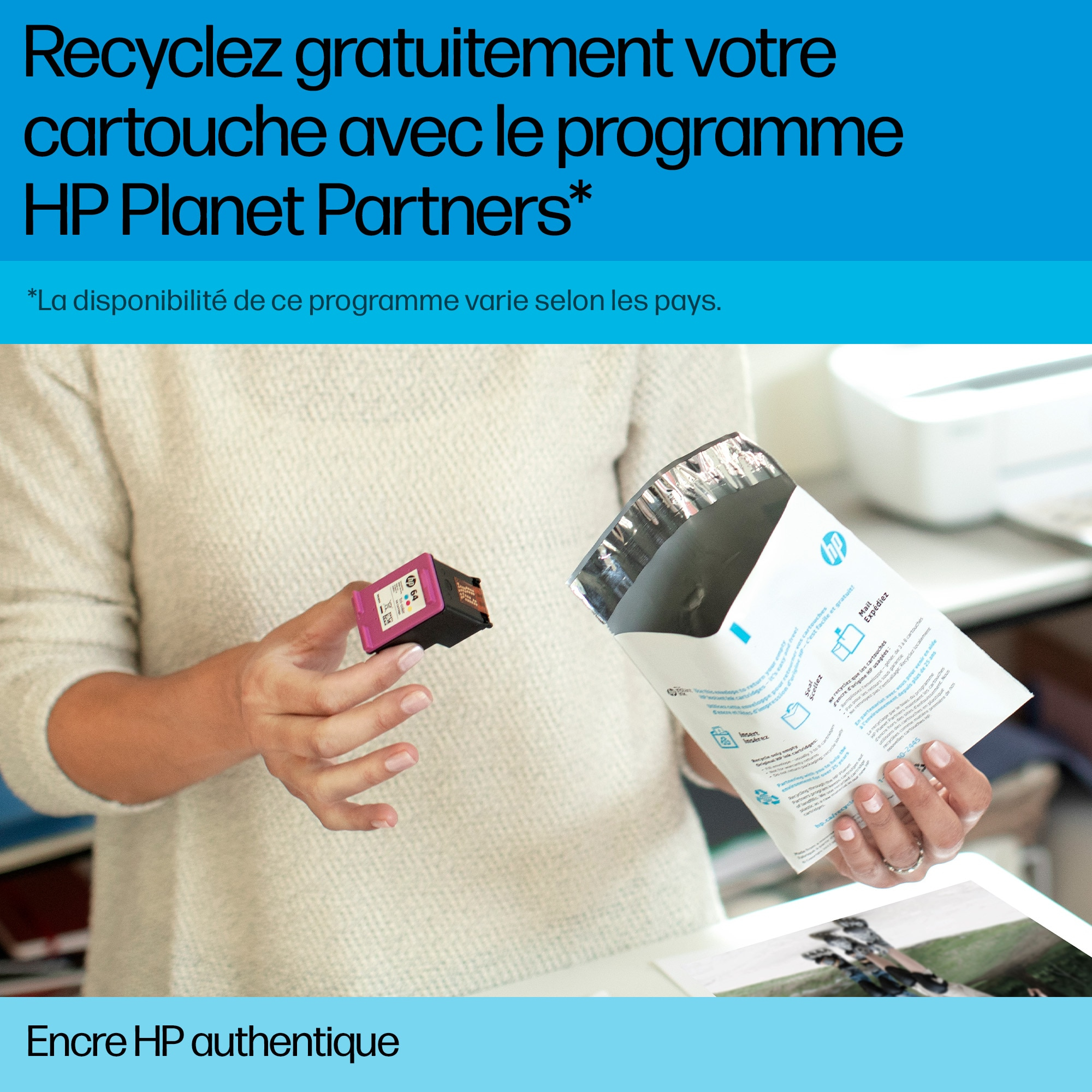 Une femme tenant une cartouche et une enveloppe de recyclage. Le texte indique : 'Recyclez votre cartouche gratuitement'.
