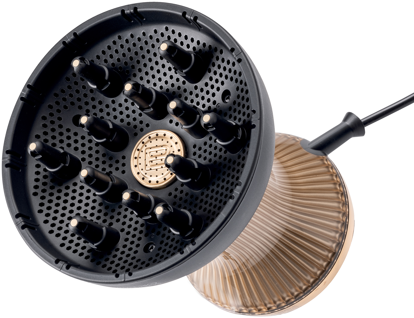 Un diffuseur de sèche-cheveux avec une grille noire et un intérieur doré.