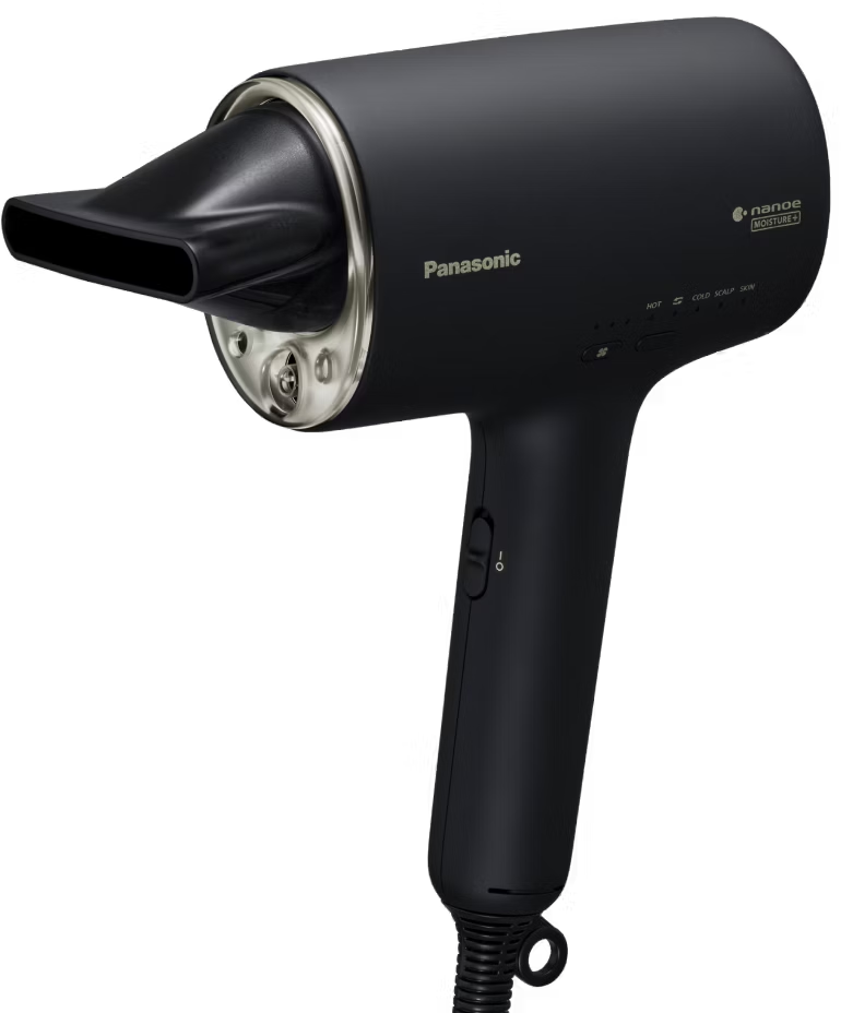 Schwarzer Haartrockner mit Panasonic-Logo. Der Trockner hat eine Düse und Knöpfe für Wärme und Feuchtigkeit.