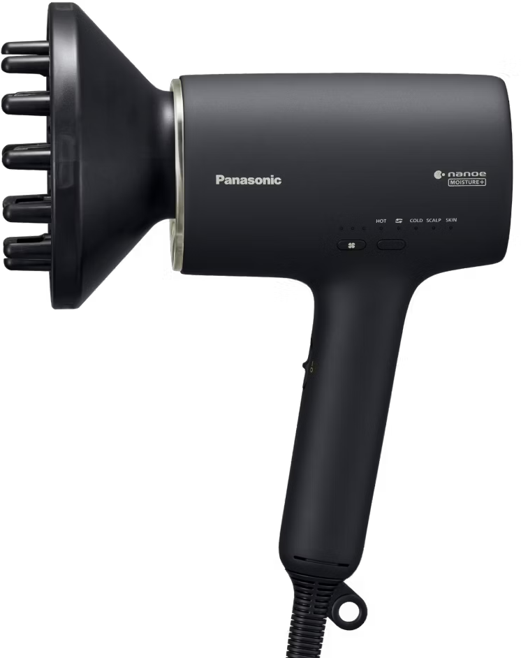 Schwarzer Panasonic Haartrockner mit Diffusoraufsatz, isoliert auf schwarzem Hintergrund.