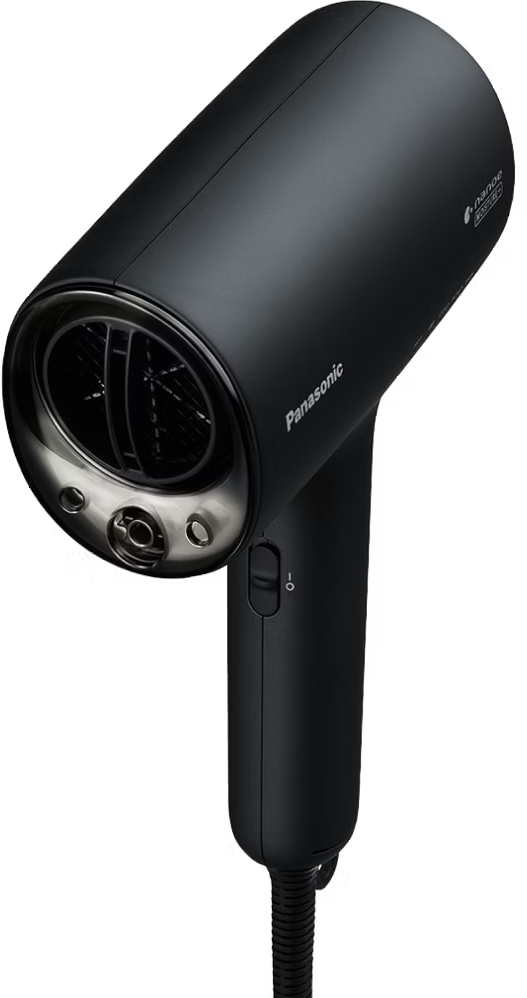 Schwarzer Haartrockner mit schwarzem Griff, Power-Taste und schwarzem Kabel auf schwarzem Hintergrund.