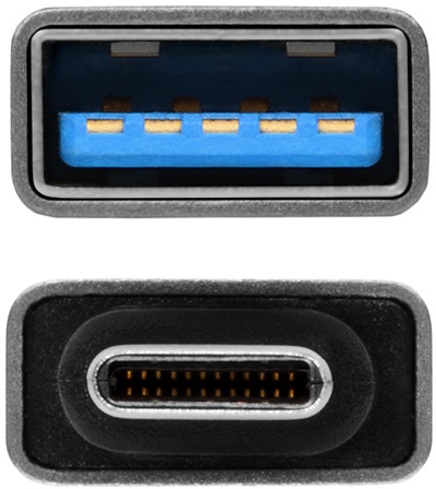 USB-C és USB csatlakozó közelképe. USB-C fekete, USB ezüst, kék belsővel.
