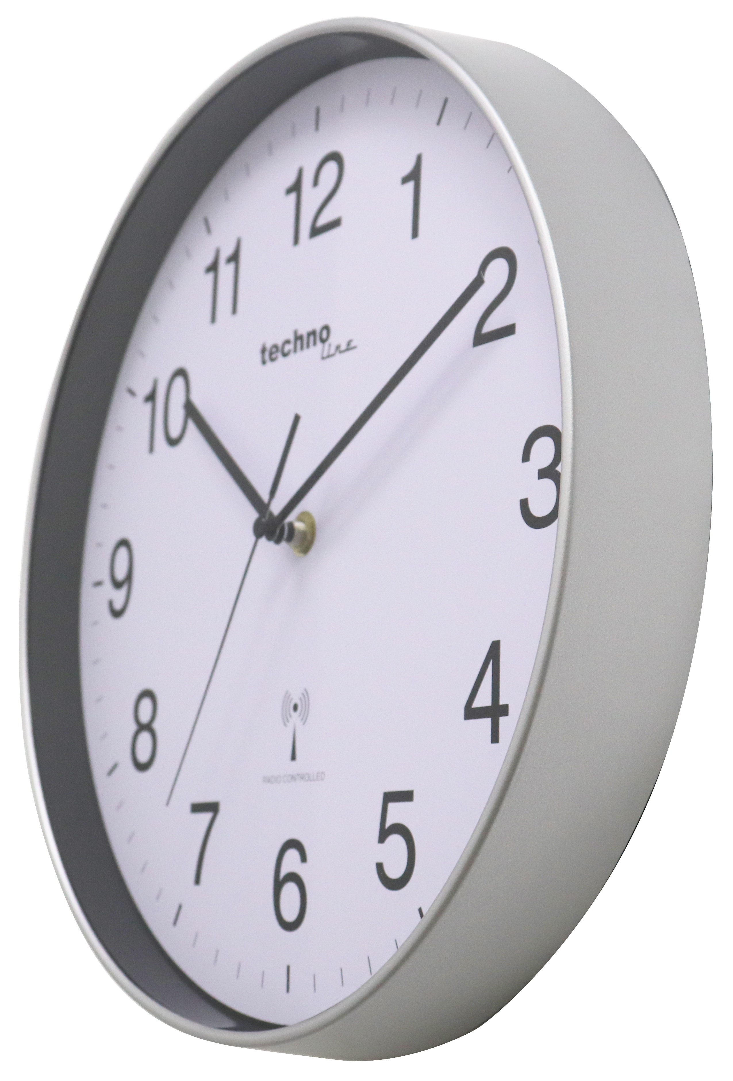 Eine Wanduhr mit weißem Zifferblatt, schwarzen Zahlen und grauem Rahmen, schräge Ansicht.