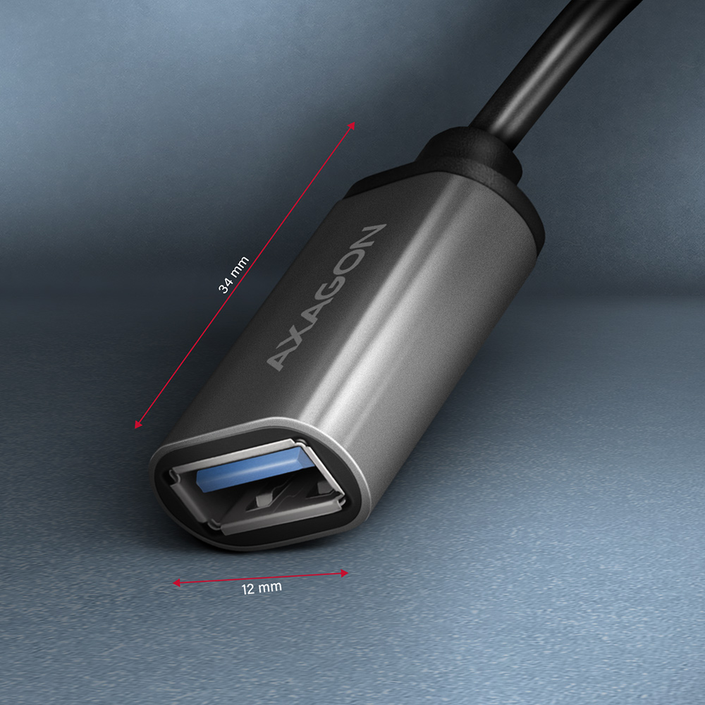 USB-C adapter közeli képe, Axagon logóval. Méretek feltüntetve.