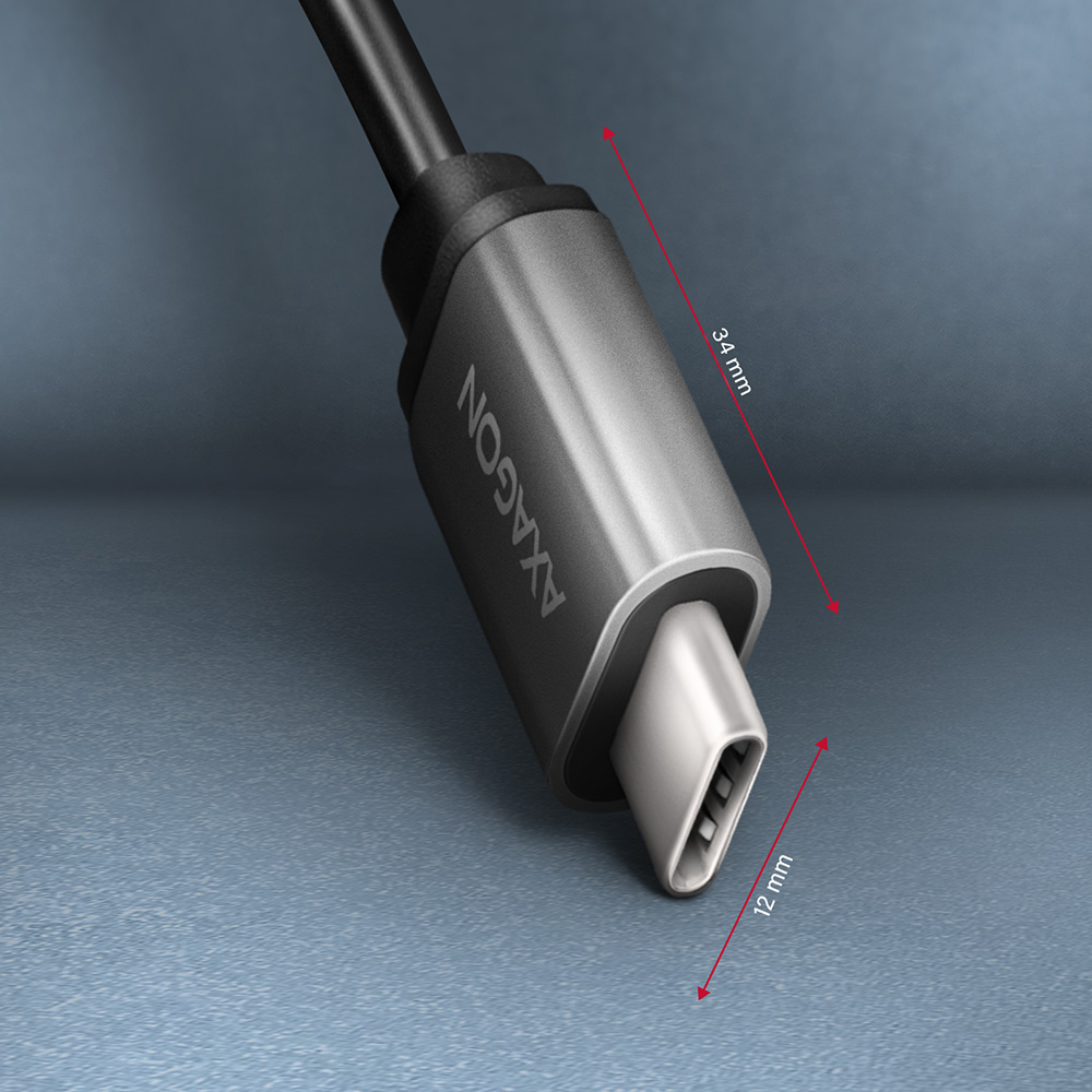 Egy USB-C csatlakozó AXAGON márkanévvel. A csatlakozó ezüst és fekete, kék háttérrel.