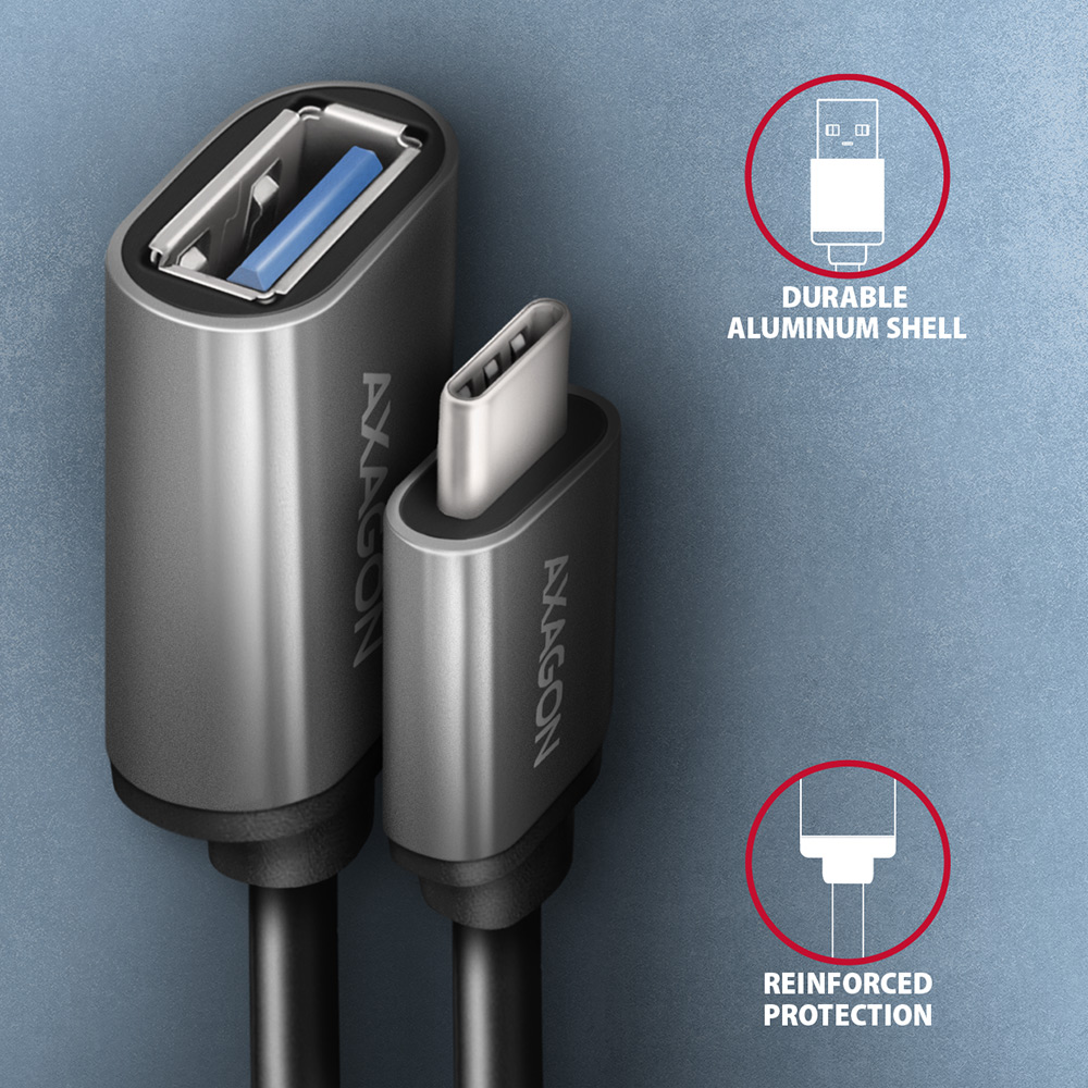 Két ezüst USB-adapter fekete kábellel. Egy USB-A és egy USB-C. Szöveg: Tartós alumínium ház.