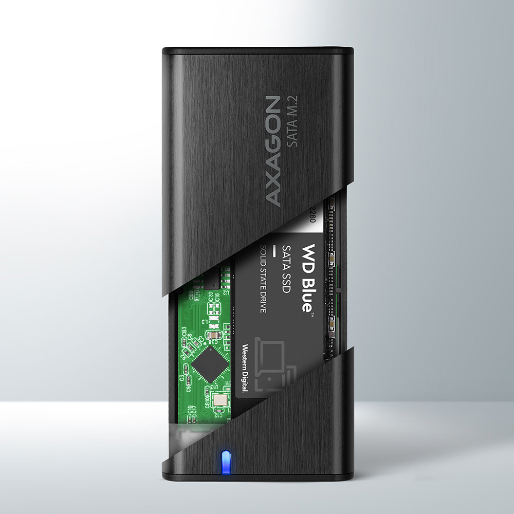 Fekete Axagon SATA M.2 SSD ház, benne egy solid state meghajtóval.