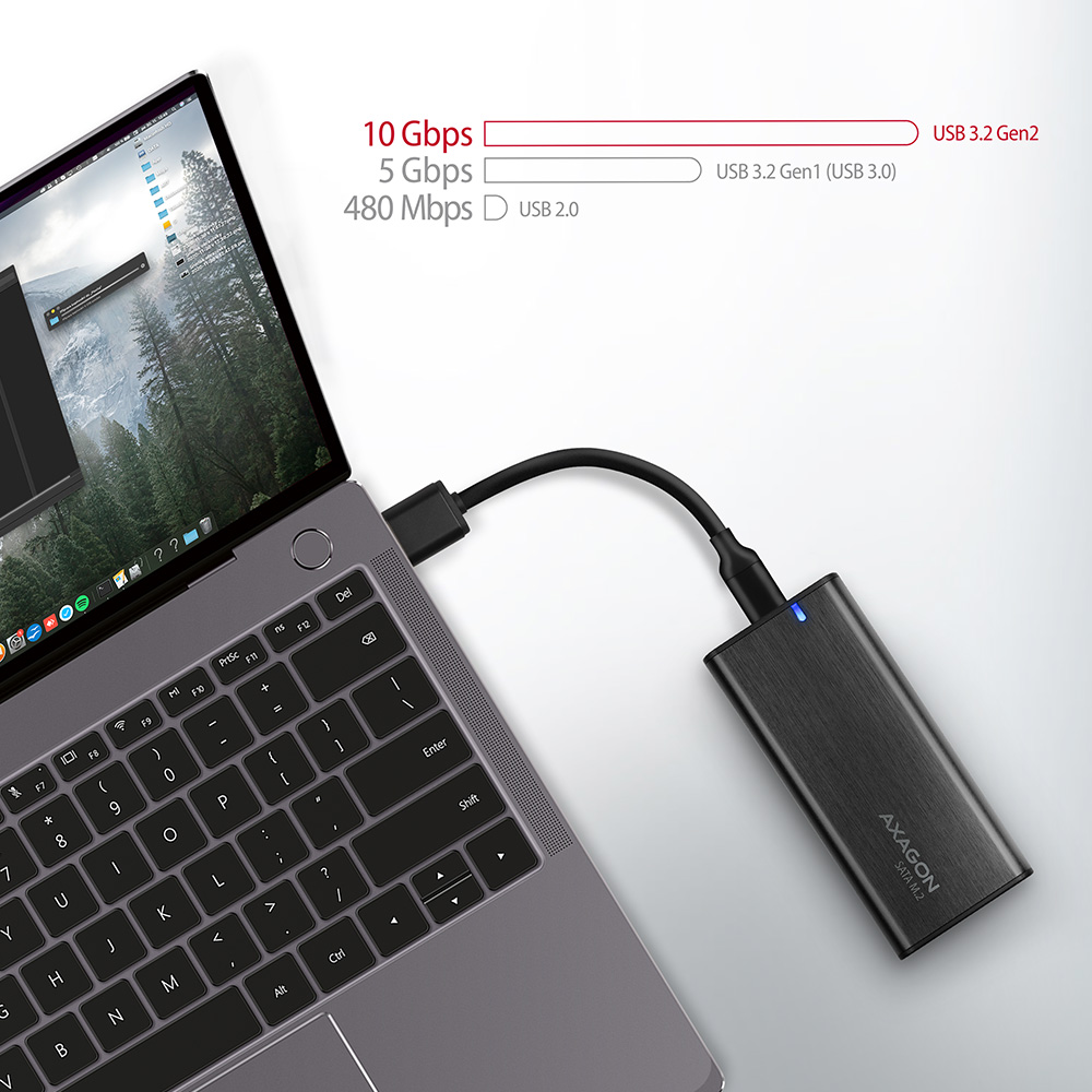 Laptop fekete külső merevlemezhez csatlakoztatva USB kábellel. Sebességjelzők láthatók.