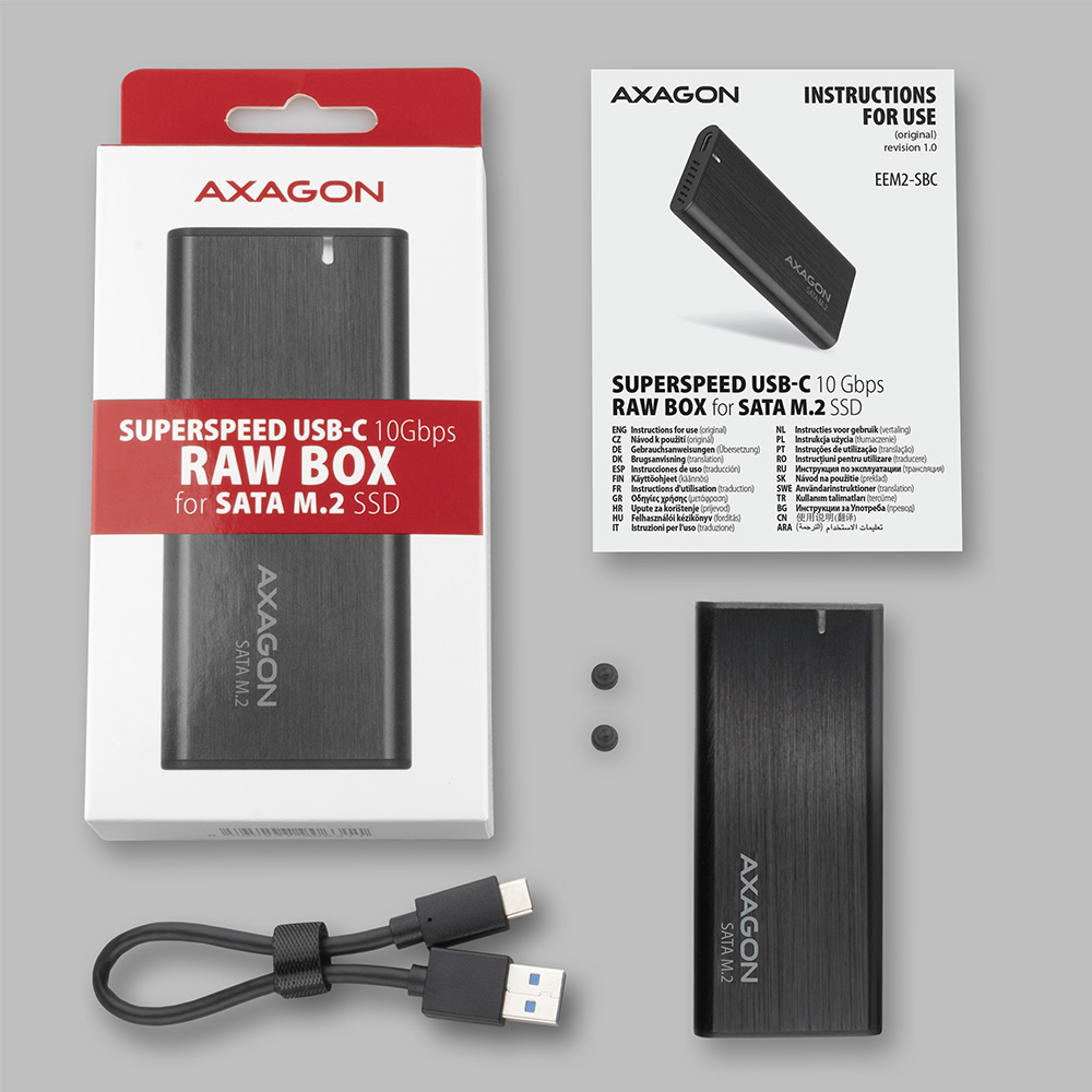 Fekete külső merevlemez készlet USB kábellel, használati útmutatóval és két csavarral.