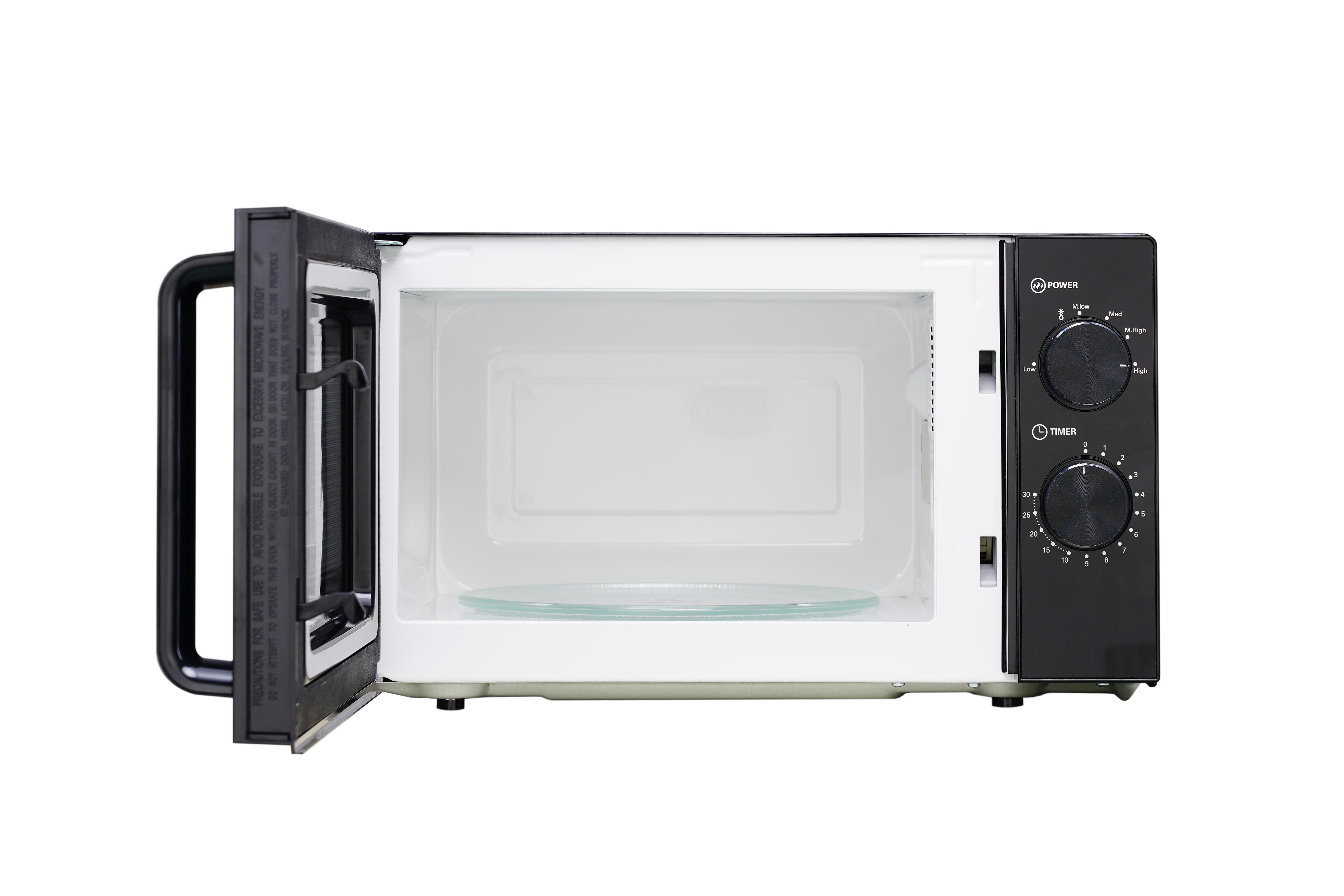 Mikrowelle mit geöffneter Tür, die eine Glasplatte im Inneren zeigt. Schwarz und Weiß.