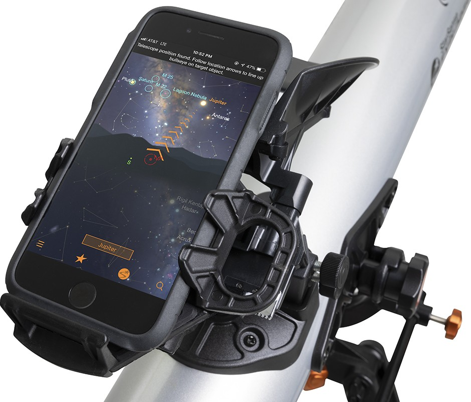 Smartphone auf Teleskop montiert, zeigt Sternenkarte mit Jupiter hervorgehoben.