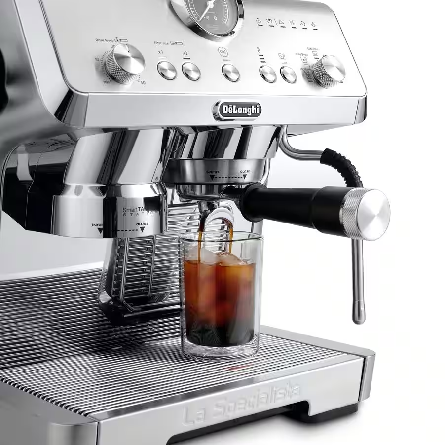 Espressomaschine, die Kaffee in ein Glas mit Eis ausgibt.