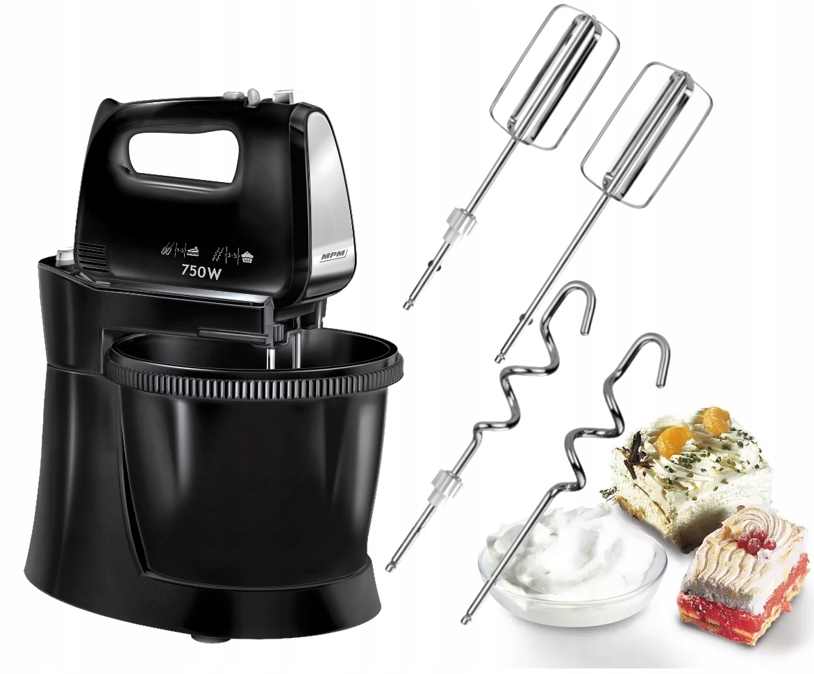 Czarny mikser stojący z misą, trzepaczkami i deserami. Białe tło.