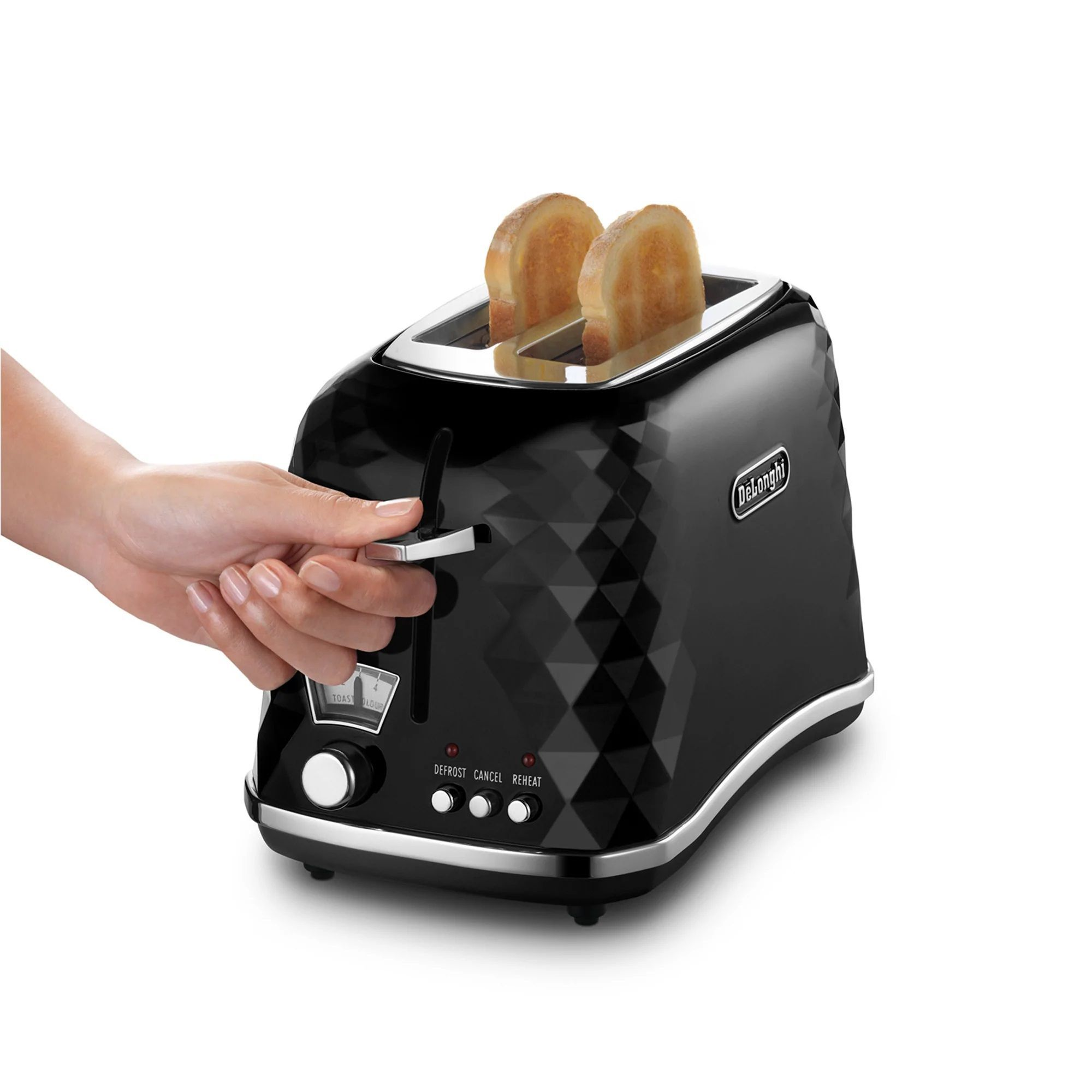 Czarny i srebrny toster z chlebem w środku i ręką pociągającą dźwignię. Marka to De'Longhi.
