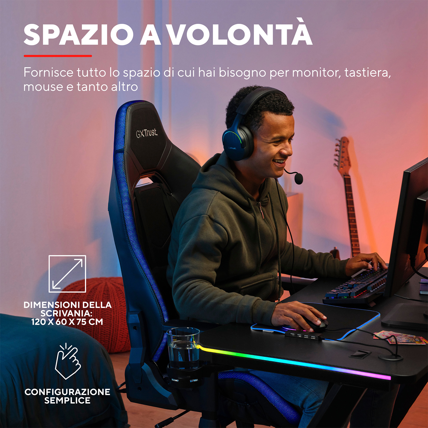 Un uomo è seduto a una scrivania da gioco. Il testo dice 'Spazio a volontà'.