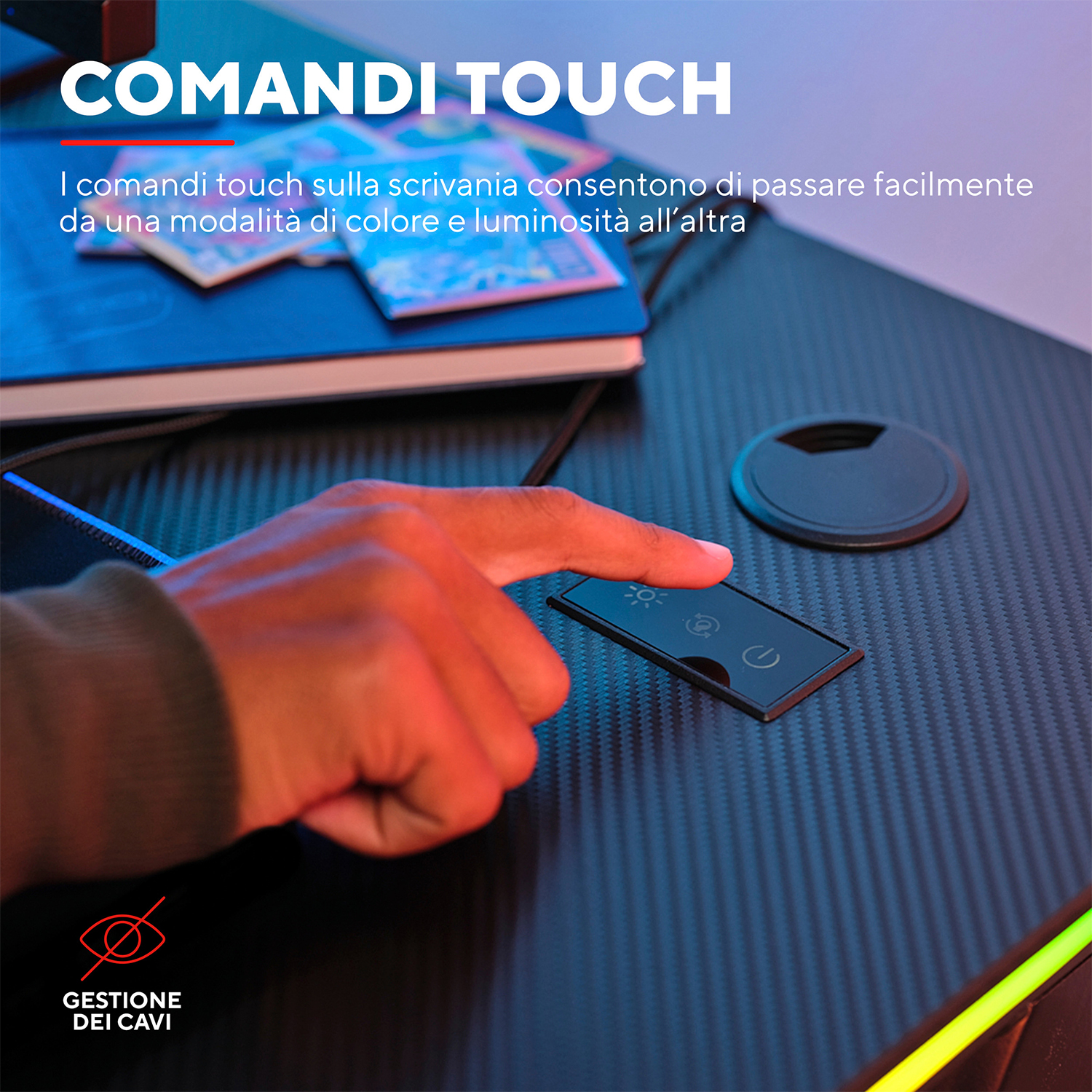 Mano che tocca un pannello touch su una scrivania nera con un taccuino e un oggetto circolare nero.