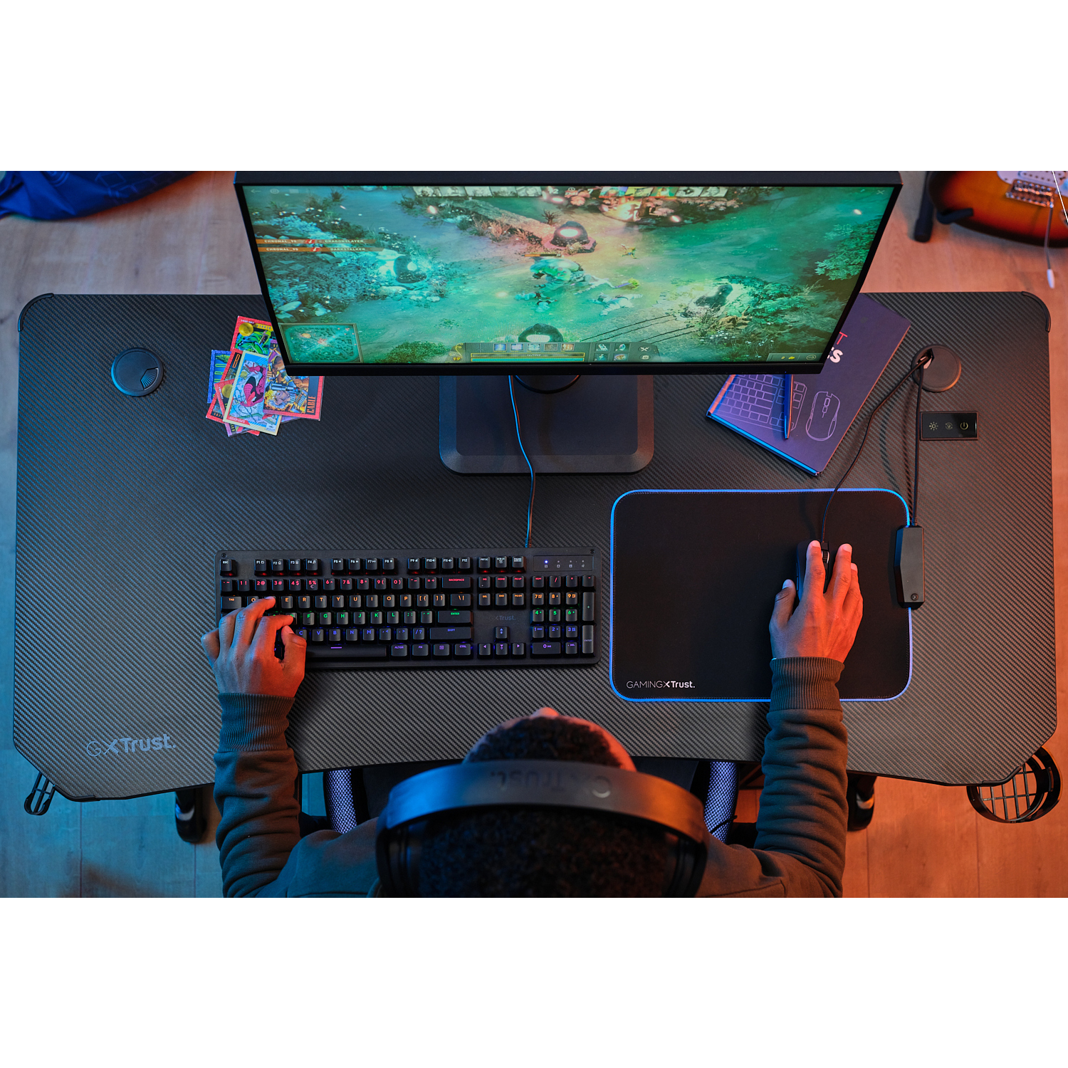 Persona che utilizza una scrivania da gioco con tastiera, mouse e monitor. La scrivania è nera.
