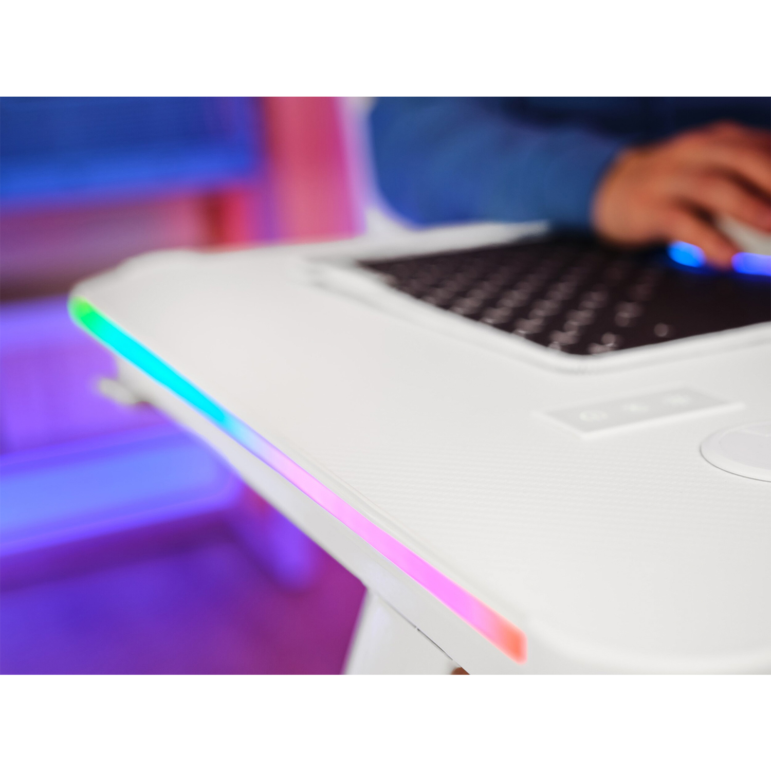 Primo piano del bordo di una scrivania bianca con illuminazione a LED colorata.