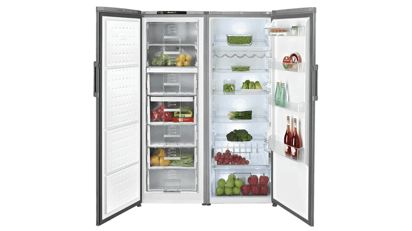 Refrigerador abierto con estantes organizados de alimentos, incluyendo frutas, verduras y productos envasados.