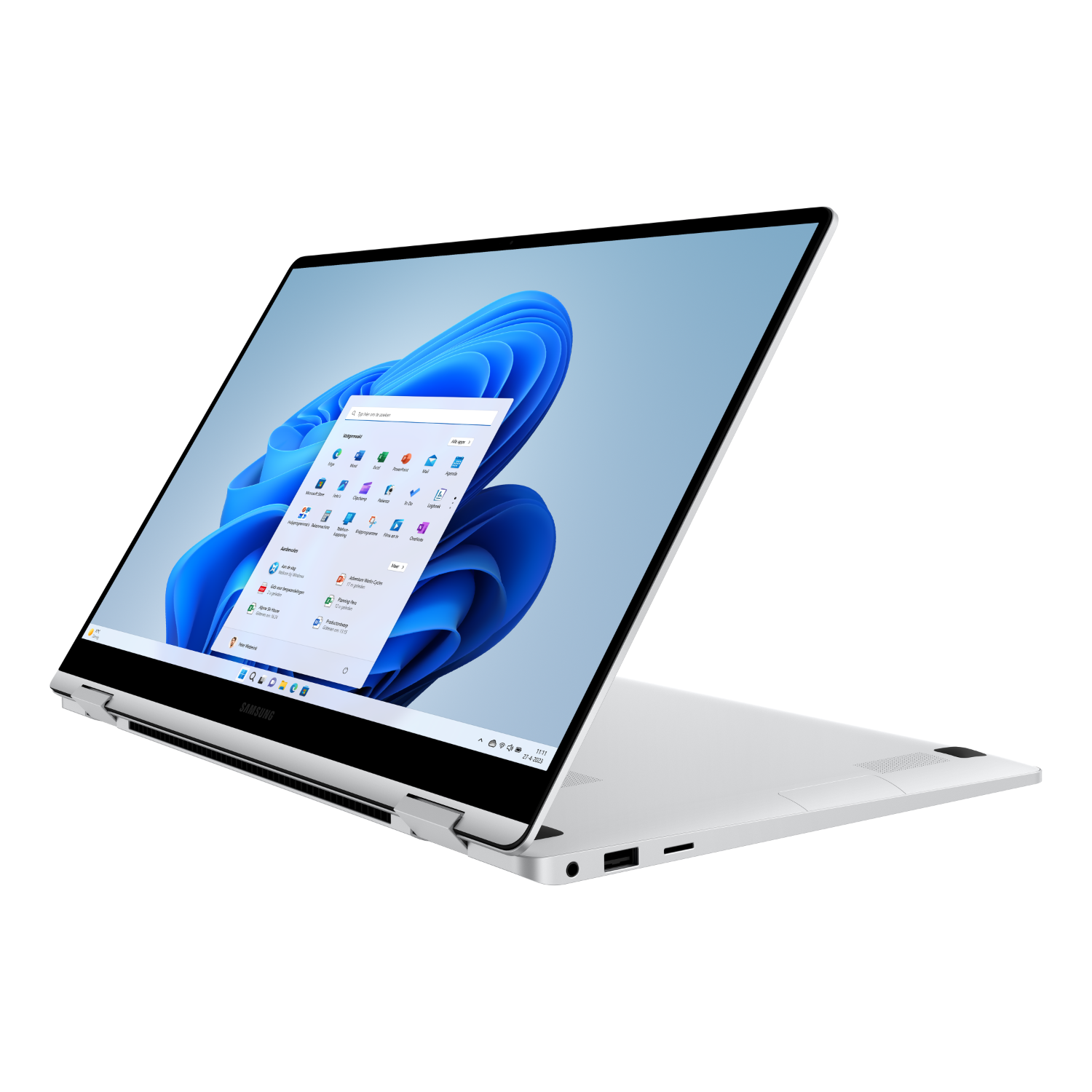 Witte laptop, scherm toont Windows 11 interface, onder een hoek geopend.