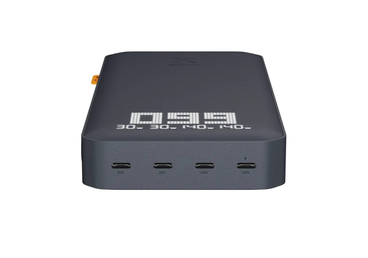 Un power bank negro con puertos USB y una pantalla digital que muestra los vatios. El power bank es rectangular.