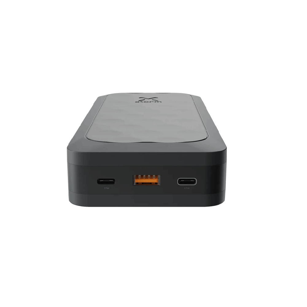 Un banco de energía negro con dos puertos USB. Tiene un puerto USB-C y un puerto USB-A.