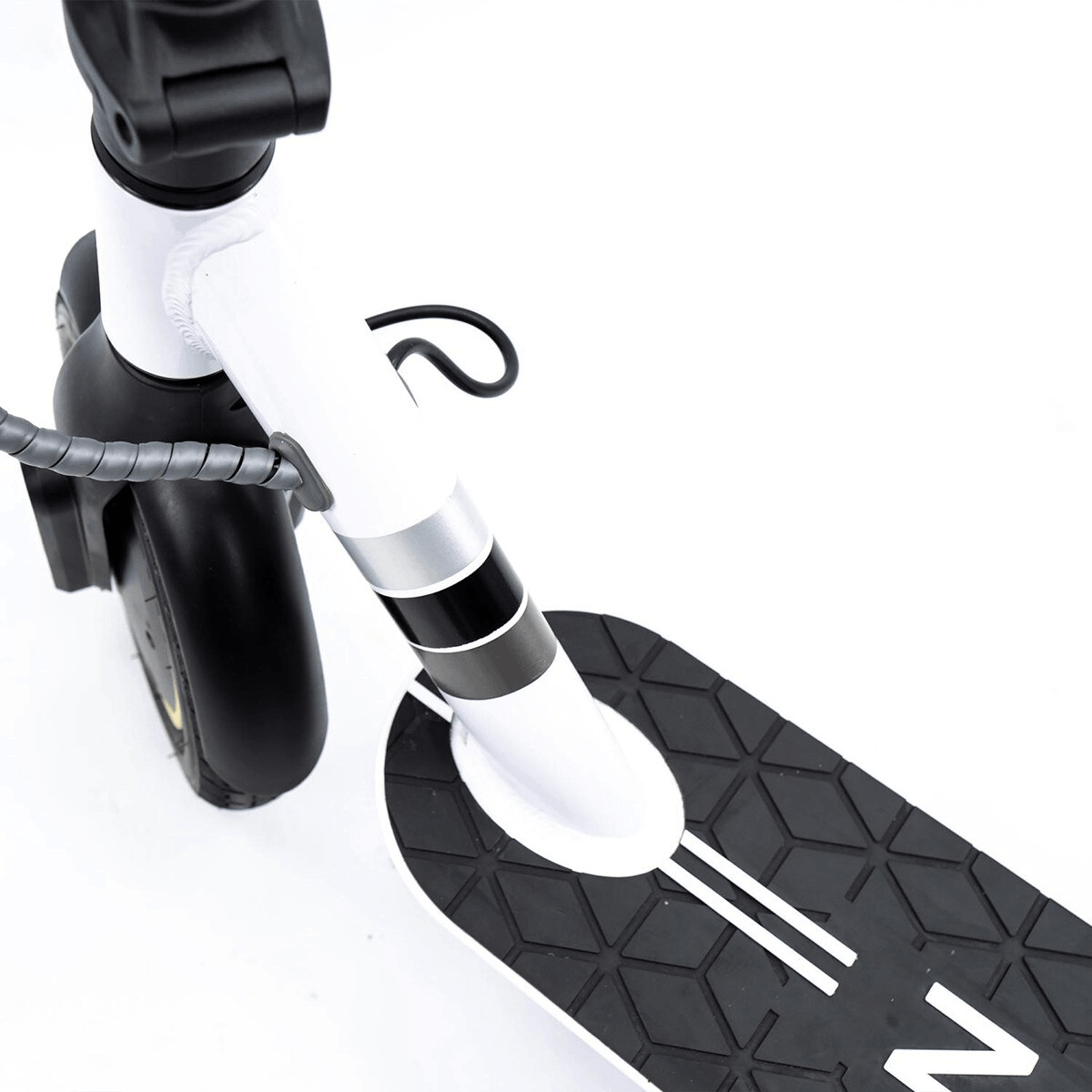 Parte delantera de patinete eléctrico. Diseño blanco y negro con cable negro y rueda negra.