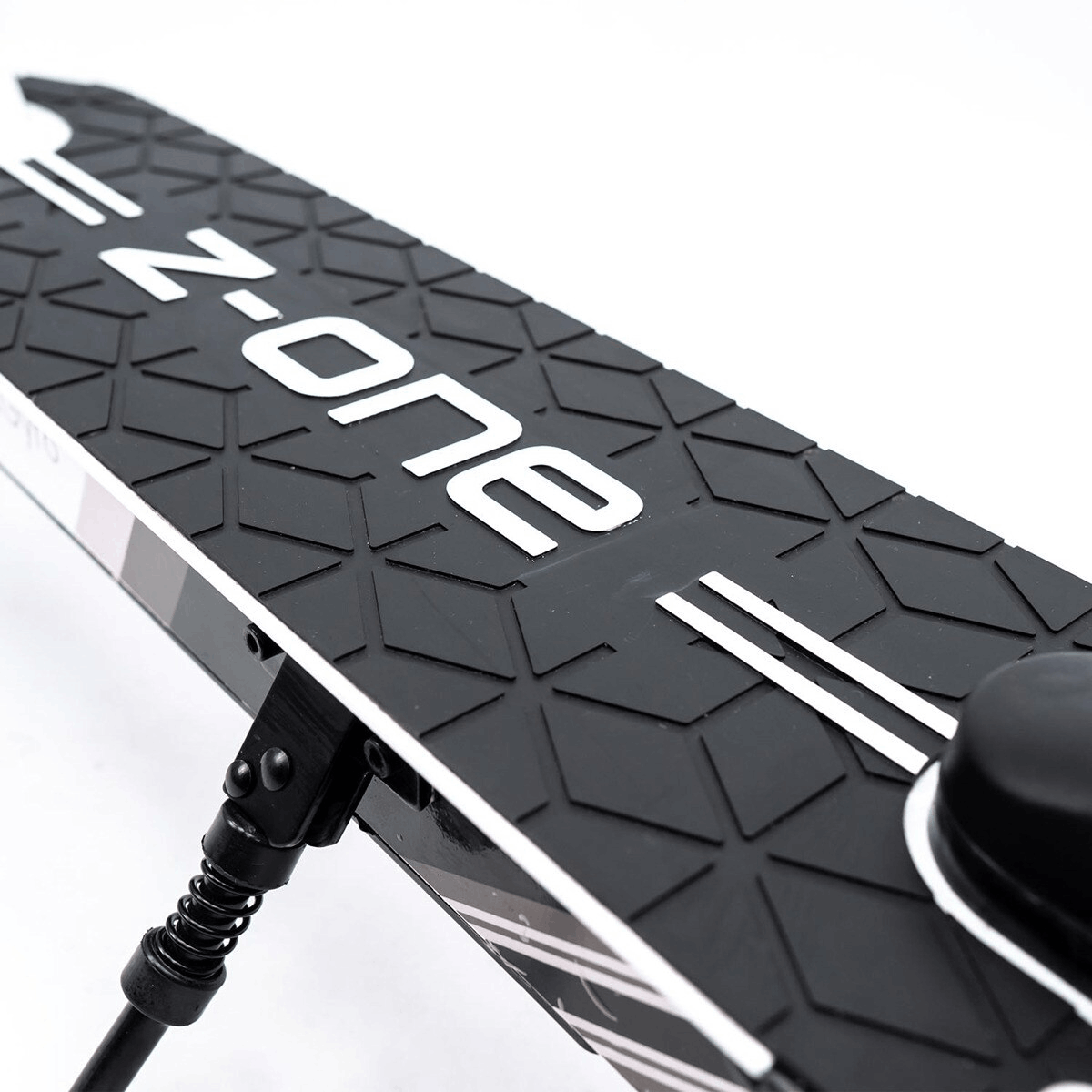 Plataforma de patinete negra con detalles blancos y grises, y la palabra "Z-one" en blanco.