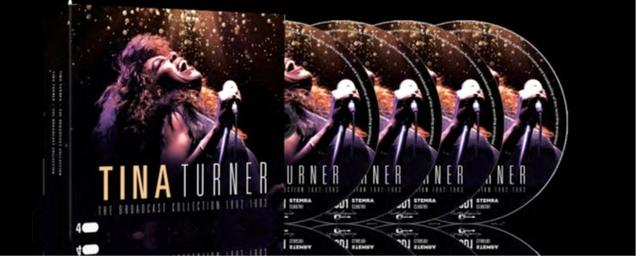 Több CD-tok Tina Turnerrel, és a 'Tina Turner' felirattal az oldalán.