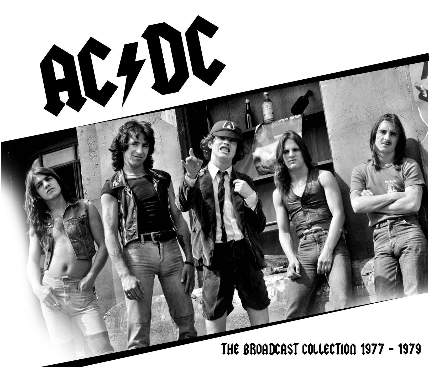 AC/DC zenekarcsoport fotója. Öt férfi laza ruhában, pózolva. Fekete-fehér kép. A zenekar neve felül.