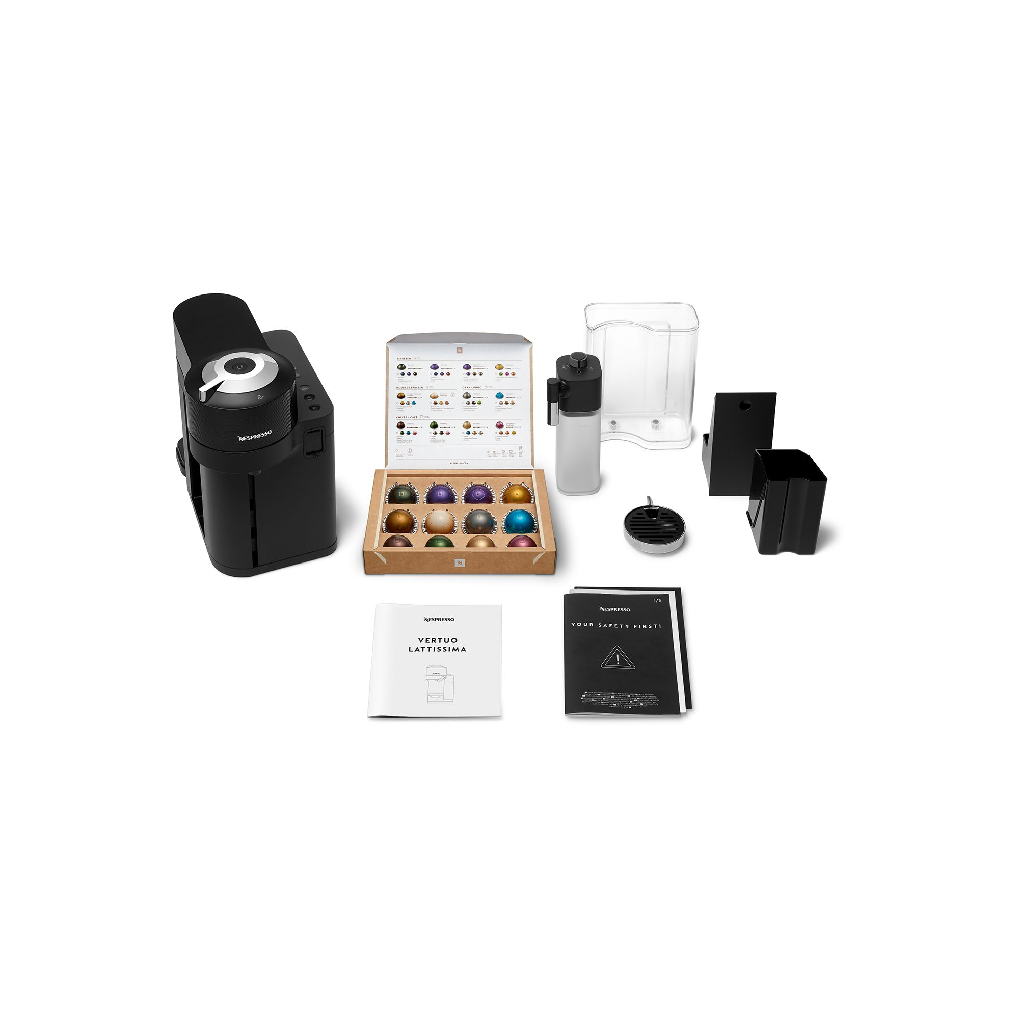 Nespresso Vertuo Lattissima kahve makinesi ve aksesuarları, beyaz bir yüzeye yerleştirilmiş.