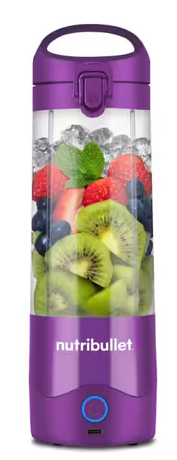 Fioletowy blender Nutribullet wypełniony owocami i lodem. Kiwi, truskawki, borówki i mięta.