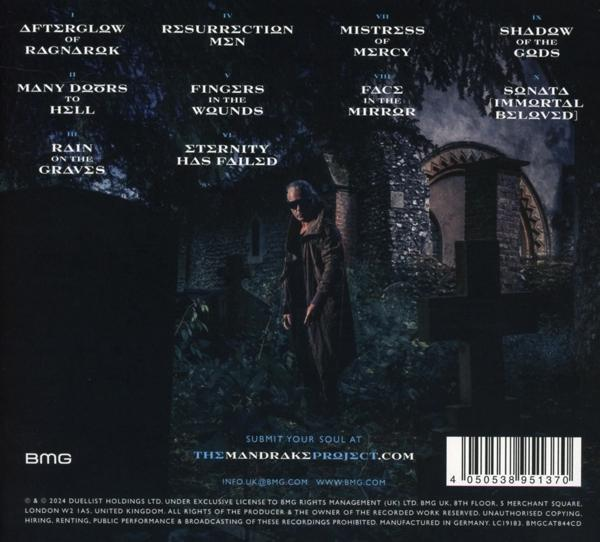 Albumcover mit Titeln. Eine Person in einem schwarzen Mantel steht in der Nähe eines alten Gebäudes.