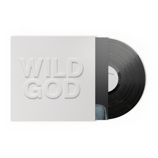 Weißes Albumcover mit geprägtem Text 'WILD GOD' und einer schwarzen Schallplatte.