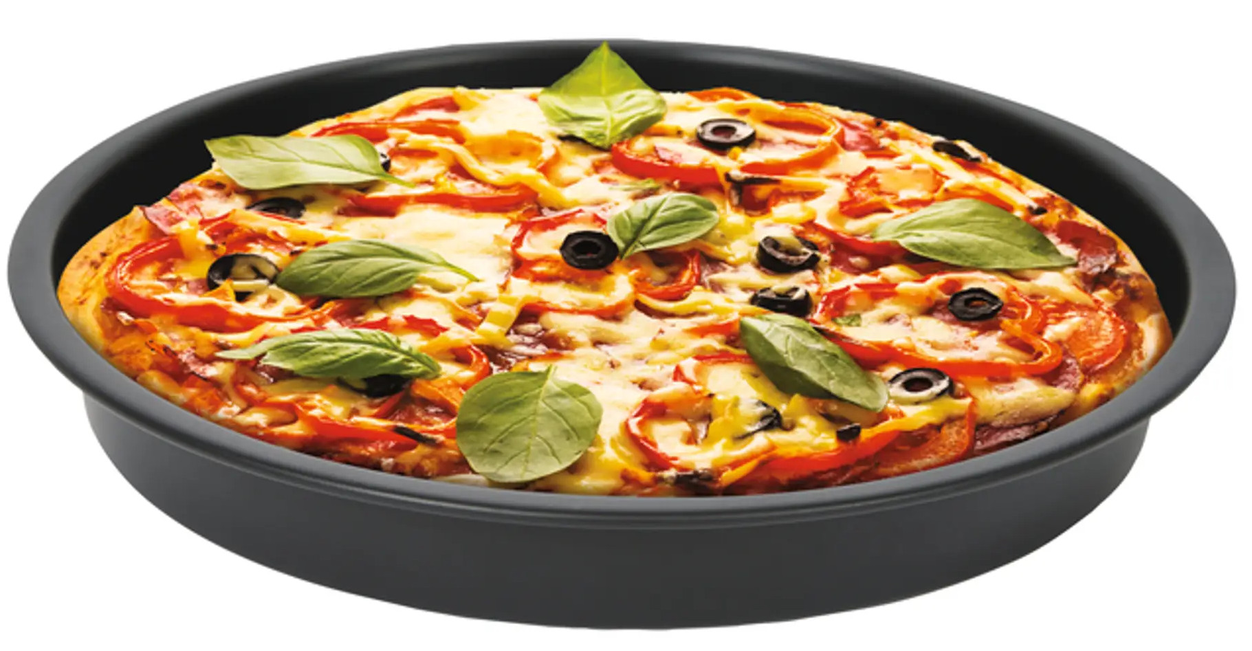 Upieczona pizza z bazylią i oliwkami w czarnej formie do pizzy. Białe tło.