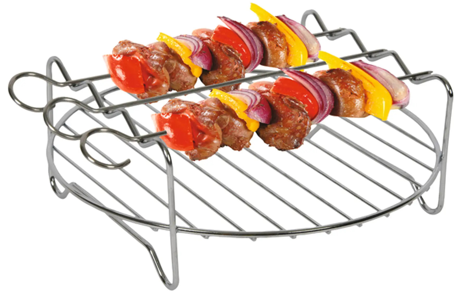 Szpikulce z grillowanym jedzeniem na metalowym grillu, białe tło.