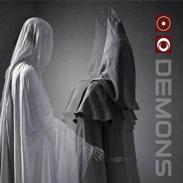 Zwei Figuren in Kapuzenmänteln, eine ein Geist. Das Wort 'DEMONS' auf dunklem Hintergrund mit weißem Kreis.